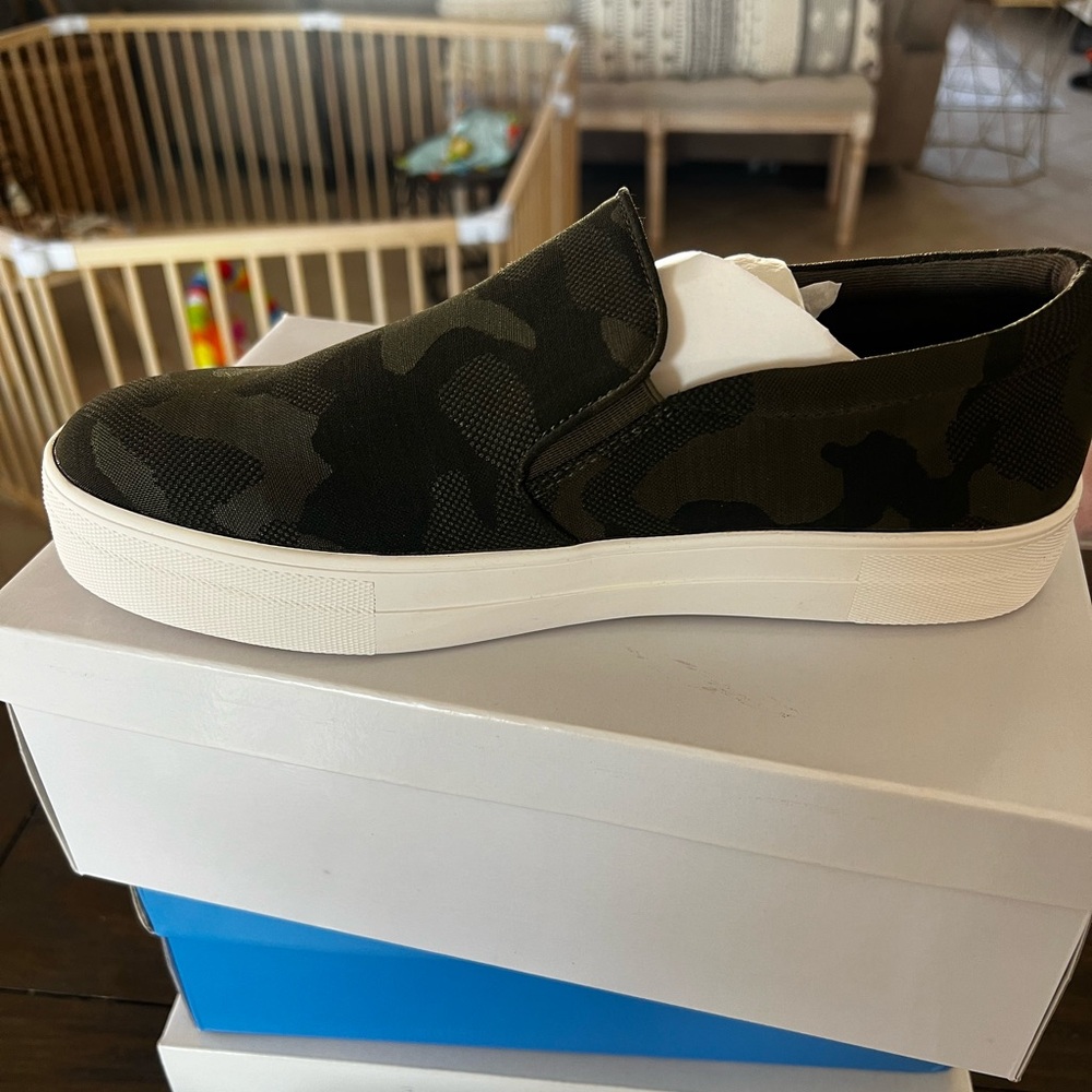 Steve Madden women’s slip on shoes. Size 10 Color: Camouflage